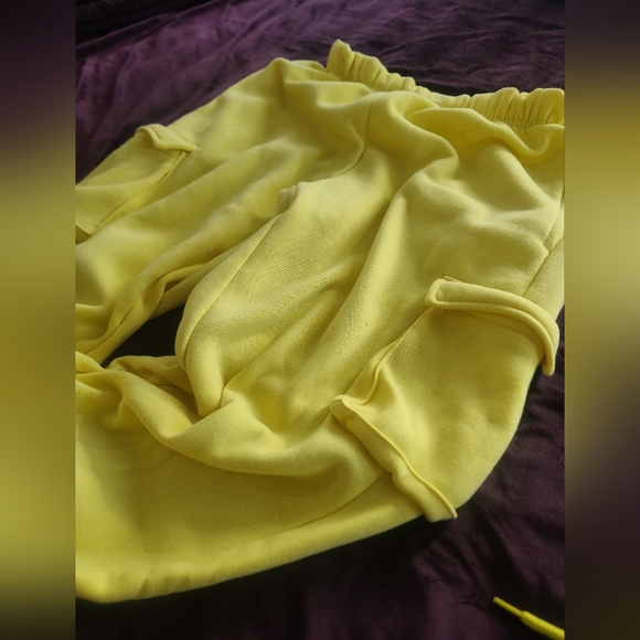 Gorgeous yellow sweat suit set in new condition size medium - Picture 3 of 8